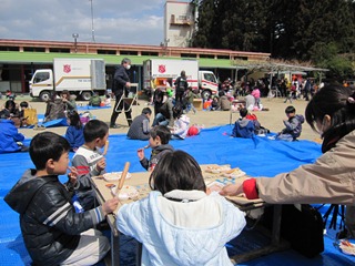 愛耕幼稚園にてみんな園庭で食事中