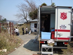 女川の上三地区集会所にて給食