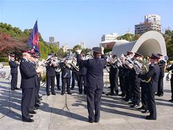 広島の平和記念公園、慰霊碑にて追悼演奏