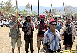 武器を持って集まった各部族の戦士たち