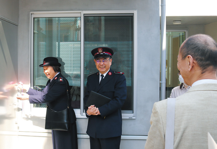 開錠する軍国女性部書記藤井千明大佐補