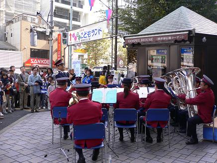 コンサートに先立って野外演奏